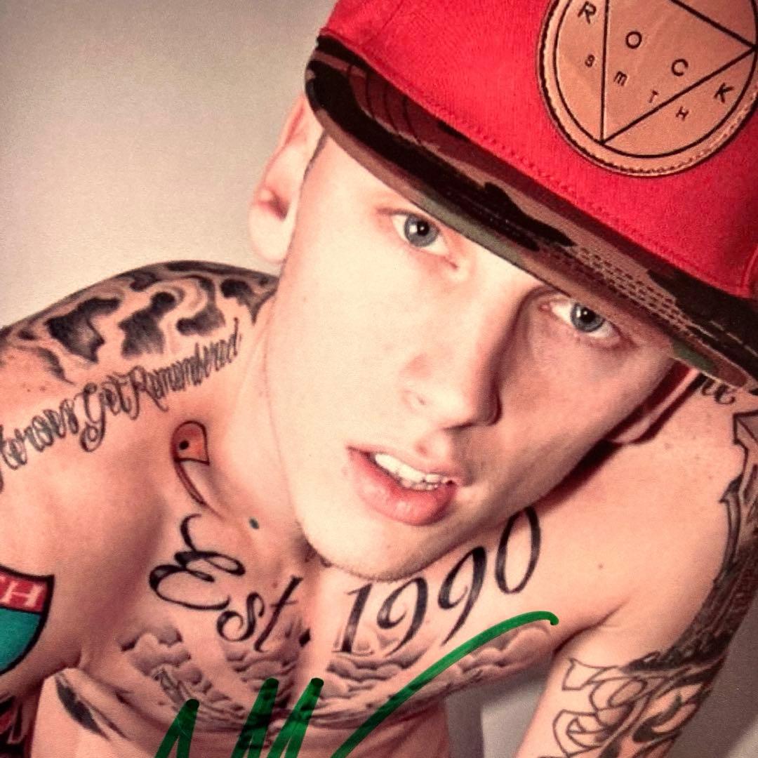 マシン・ガン・ケリー直筆サイン入り2Lサイズ写真…アメリカのラッパー