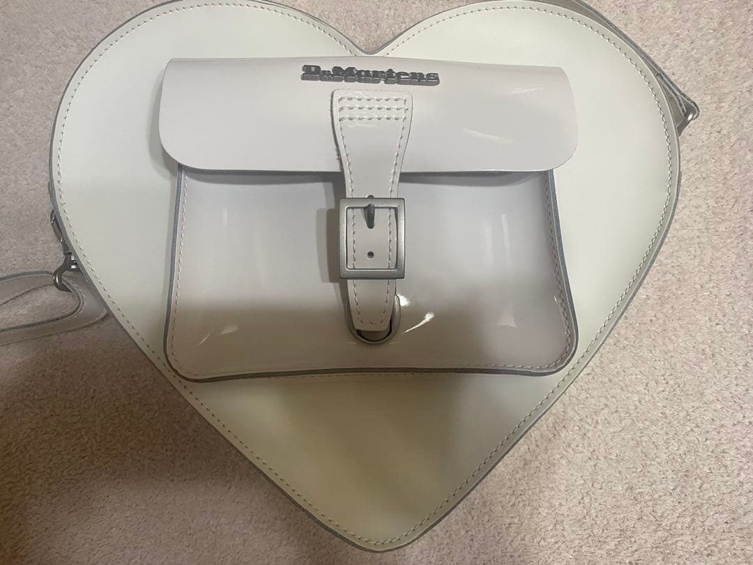 Dr. Martens ハート型ショルダーバッグ ホワイト ドクターマーチンのハート型バッグ、“ホワイトやピンク”の新色