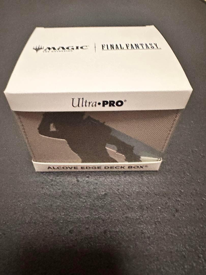 ウルトラプロ FF《クラウド：星の守護者》 プレミアムレザレットデッキボックス