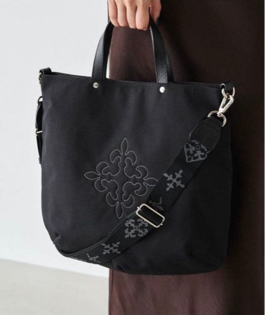 ほぼ未使用ラシット今期A4入るコーデュラナイロン刺繍2wayバッグ