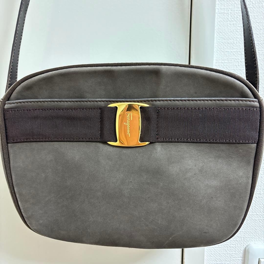 【1/31まで】Ferragamoフェラガモ　VARAショルダーバッグ FERRAGAMO◇フェラガモ〔VARA〕ポシェット(スムースカーフ)黒