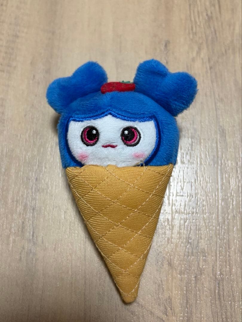 TWICE ツウィ アイスぬいぐるみバッジ TZUVELY - メルカリ