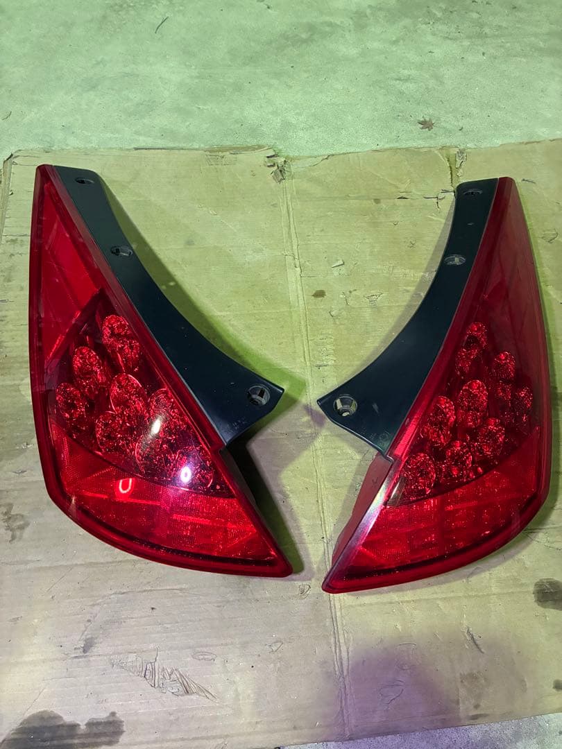 z33 中期 後期 テールランプ テールライト ピン全折れ z33 中期 後期 テールランプ テールライト ピン全折れ - メルカリ