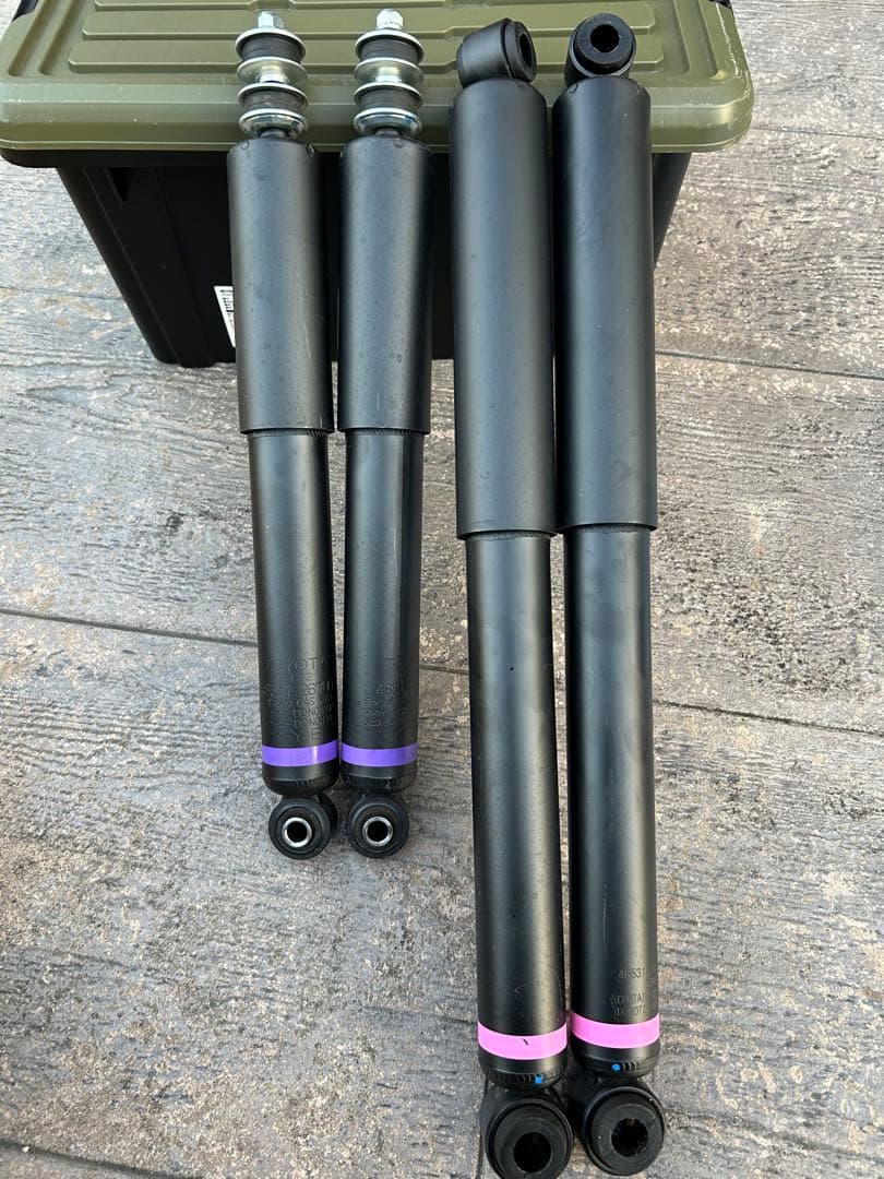 ハイエース　純正ショックアブソーバー mega-king_2s1-1350