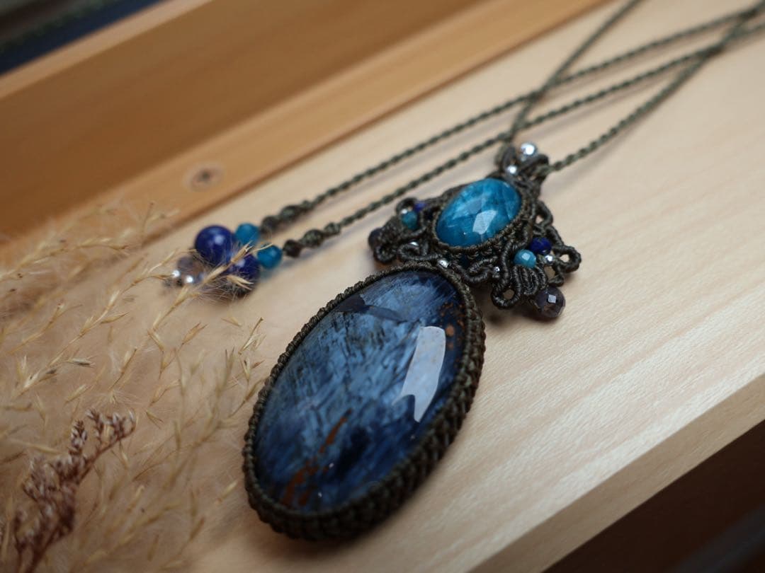 ピーターサイト　アパタイト　マクラメ　ネックレス 宇宙の神秘を秘めたピーターサイトのマクラメペンダント | Miuzu Kikui
