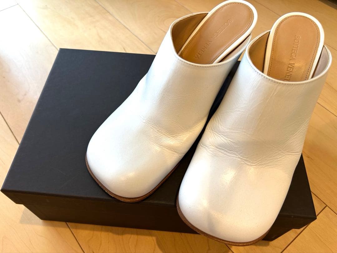 BOTTEGA VENETA ホワイトミュール Bottega Veneta White Leather Square Toe Slide Sandals, 39 - BOPF