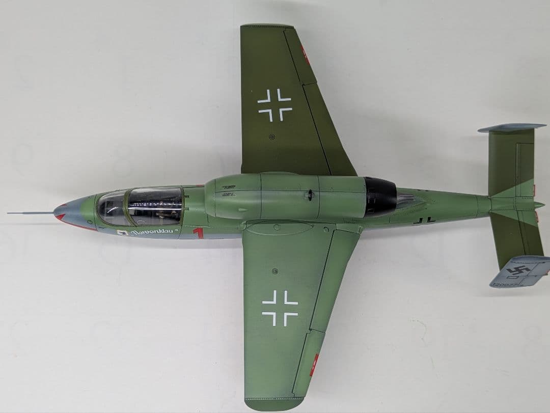 1/48ドイツ空軍戦闘機　ハインケルHe162 A-2 “サラマンダー“ 完成品