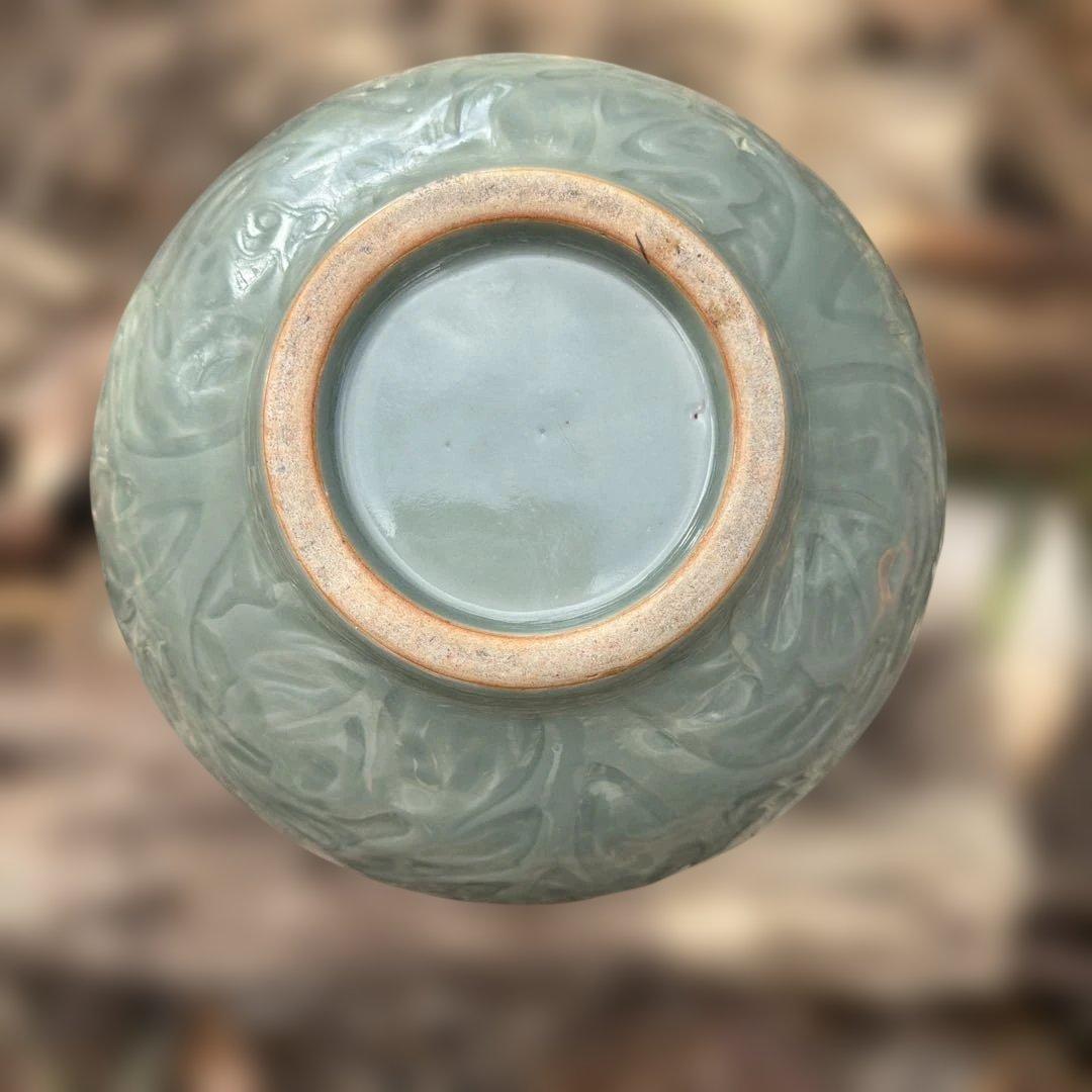 三田青磁 浮牡丹文様花瓶 陽刻 【共箱】