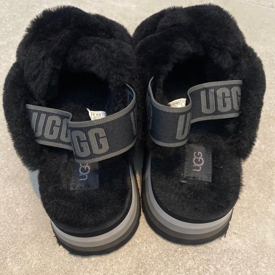 UGG ブラックファーサンダル 厚底