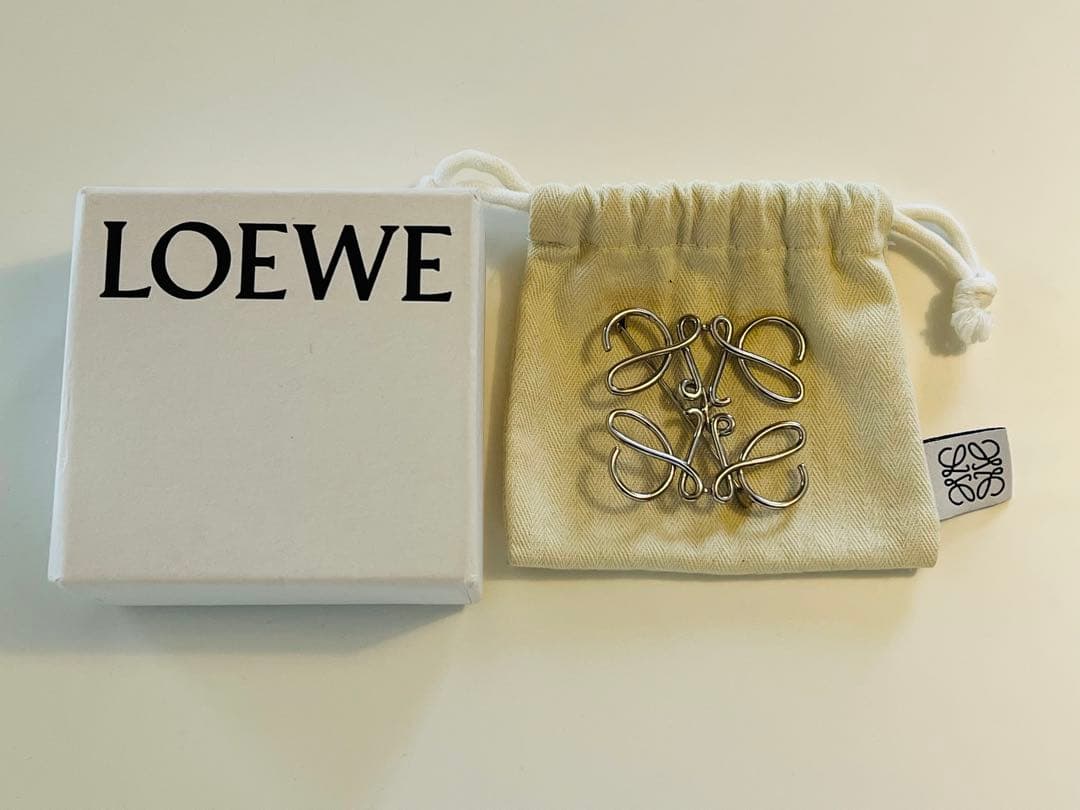 早いもの勝ち】ロエベ ブローチ アナグラム 正規品 シルバー