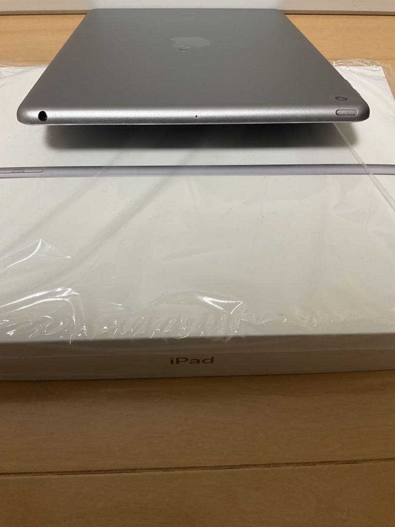 Apple iPad Wifi本体シルバー 第6世代 充電器・USBケーブル付き