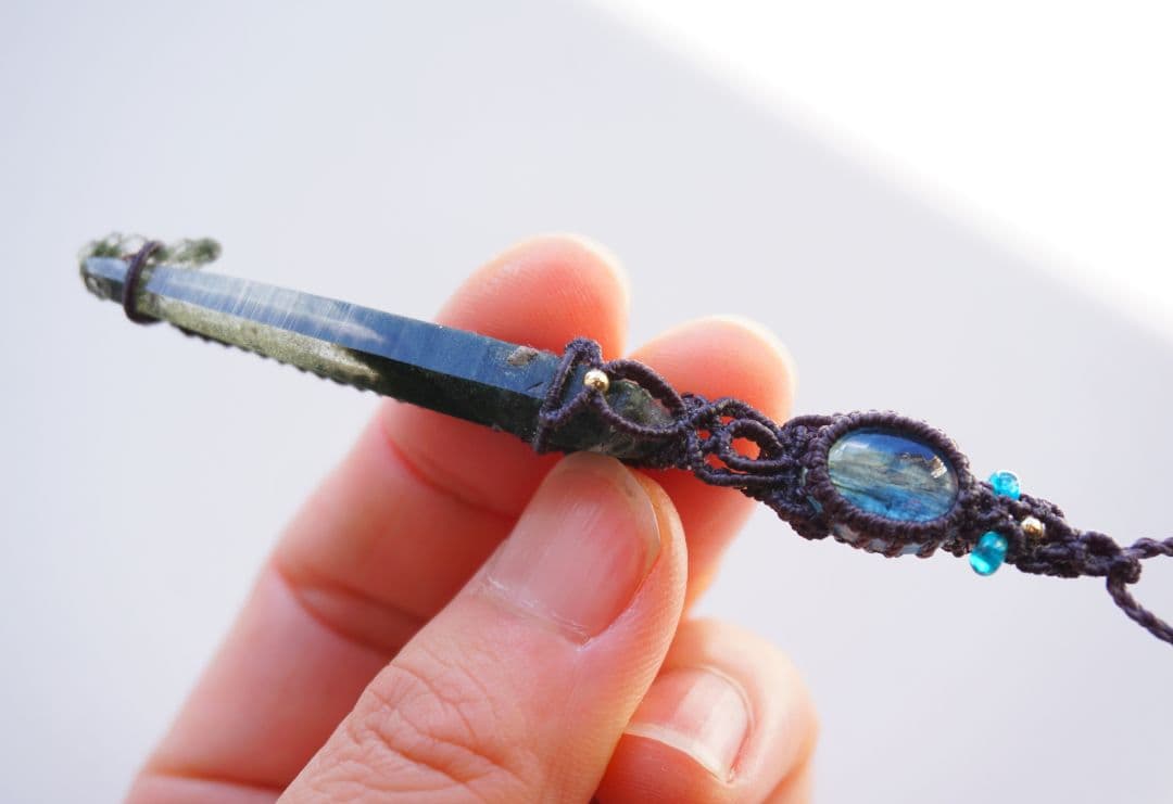 《P.》クリスタルポイント&カイヤナイト　マクラメネックレス