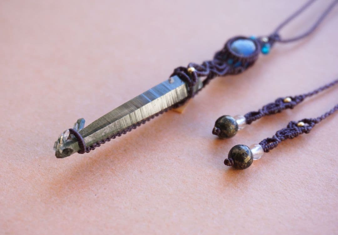 《P.》クリスタルポイント&カイヤナイト　マクラメネックレス