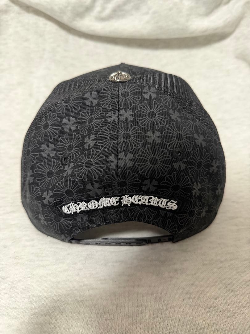 フラワーパターンのブラックキャップ、CHROME HEARTSの刺繍ロゴ付き
