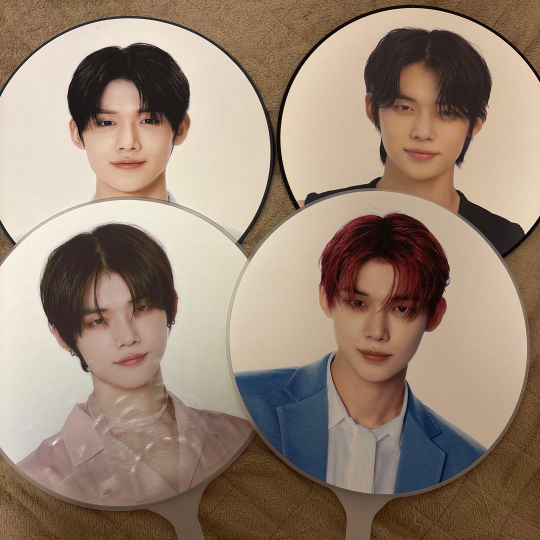 TXT ヨンジュン うちわ 公式 まとめ売り - メルカリ