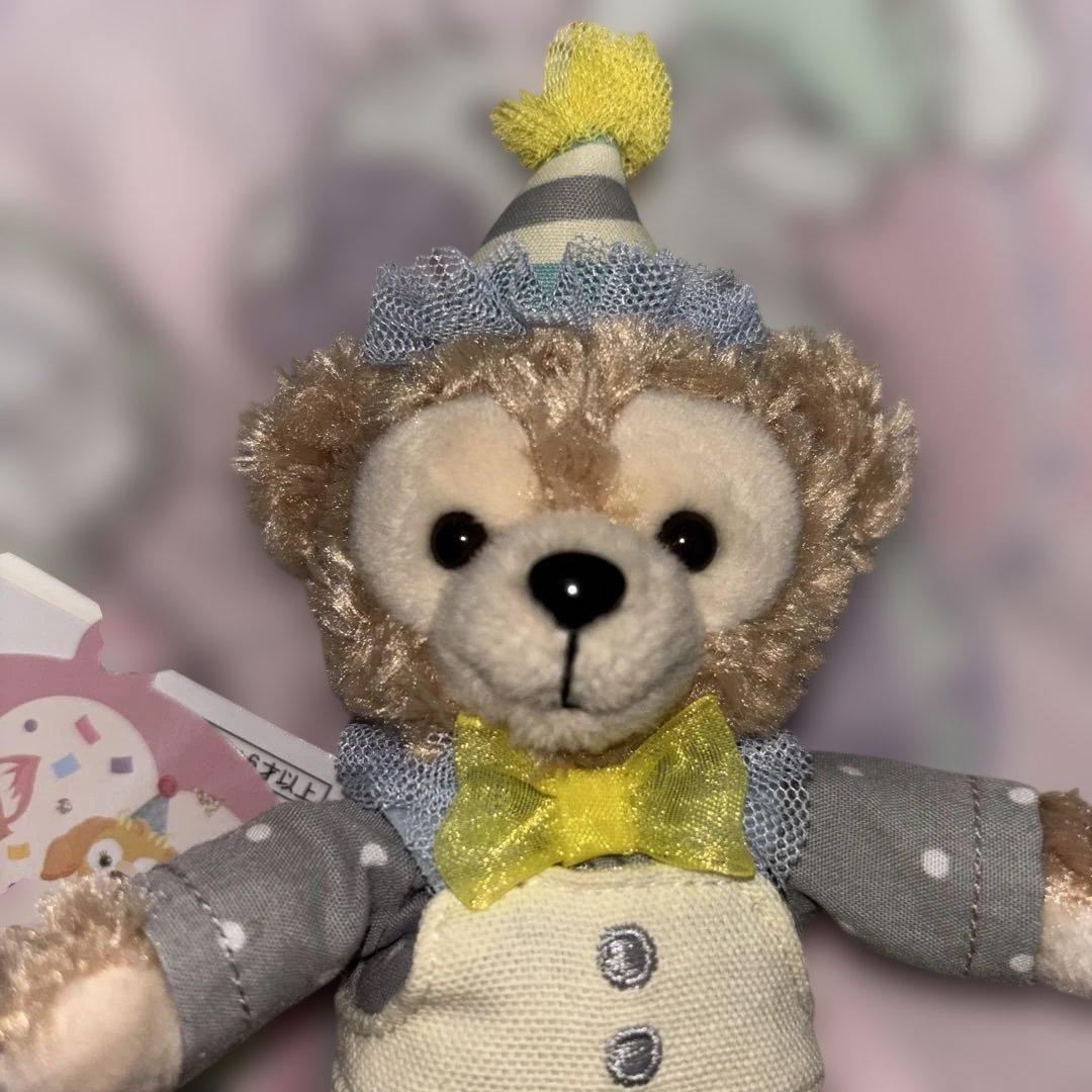 タグ付き フロムオールオブアス ダッフィー 40周年 ぬいぐるみバッジ