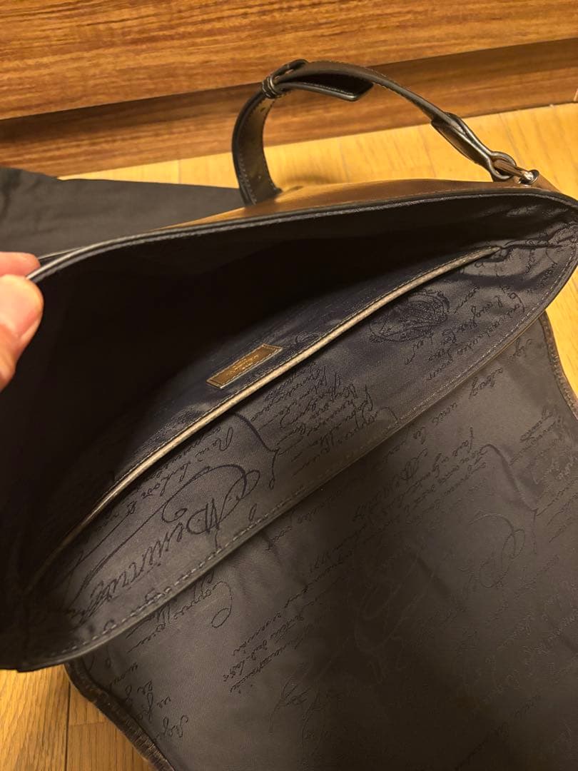 BERLUTI メッセンジャー レザー　ベネチアレザー　アイスブラウン BERLUTI メッセンジャー レザー ベネチアレザー アイスブラウン