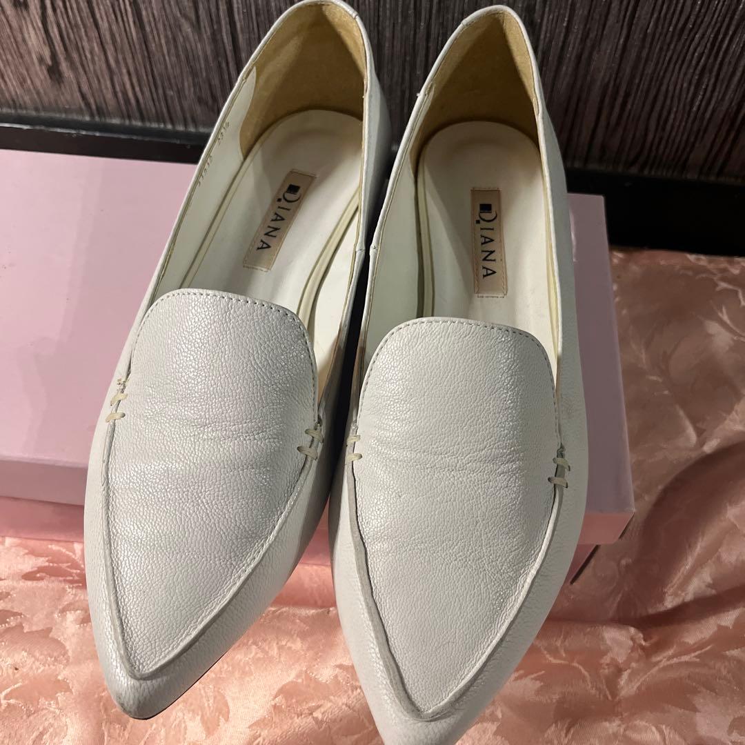 DIANA ホワイト ポインテッドトゥ フラットシューズ - メルカリ