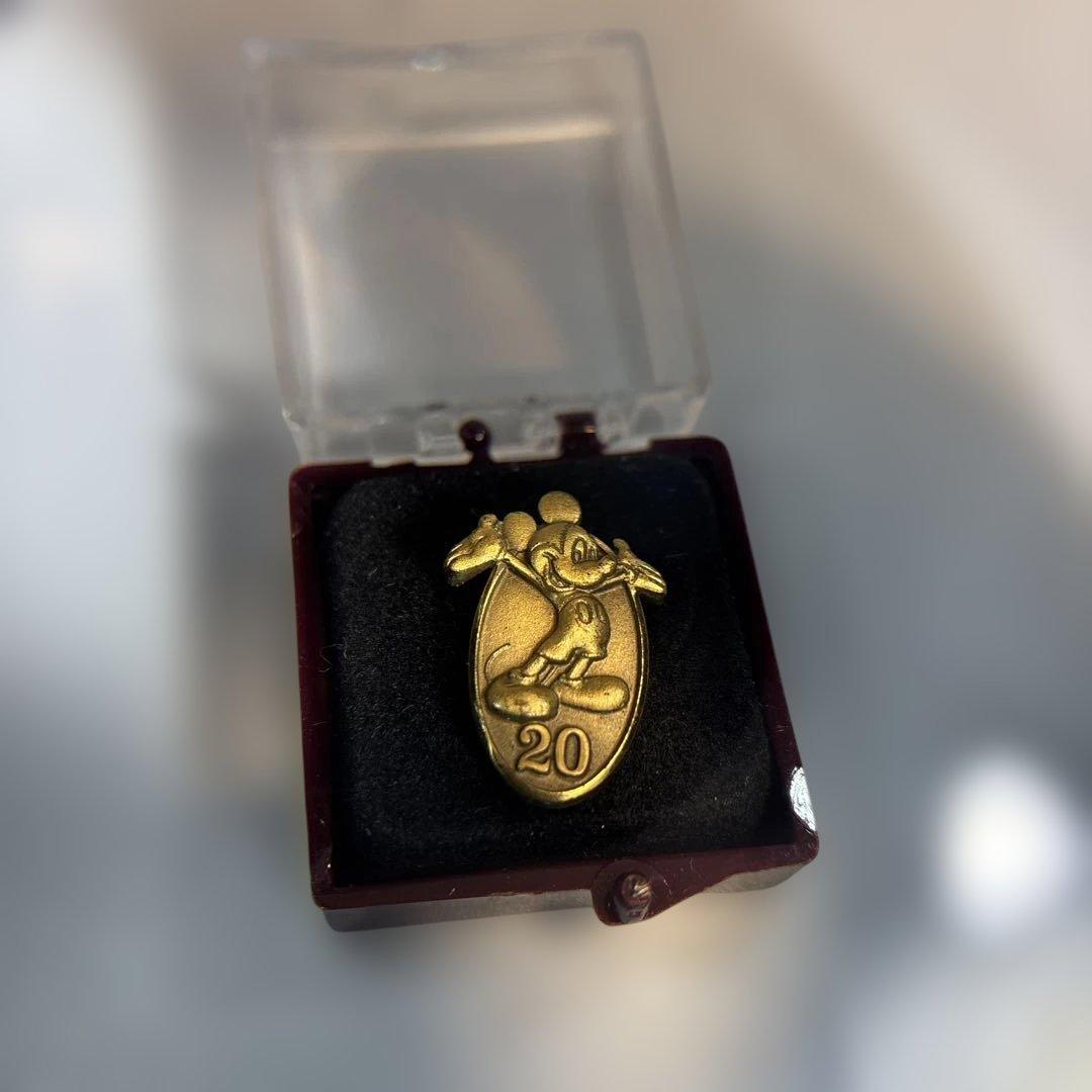 激レア ディズニー キャスト 勤続20年 記念ピンバッジ ミッキー - メルカリ