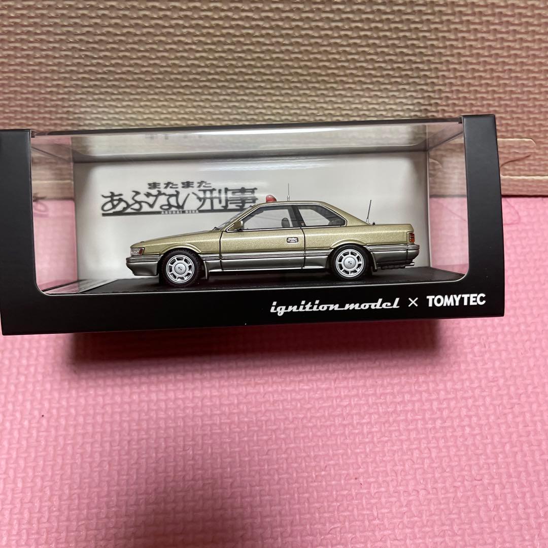 LEOPARD ゴールドミニカー ignition.model 1/18 Ignition Model Nissan Leopard 3.0 Ultima (F31) (Gold & Silver