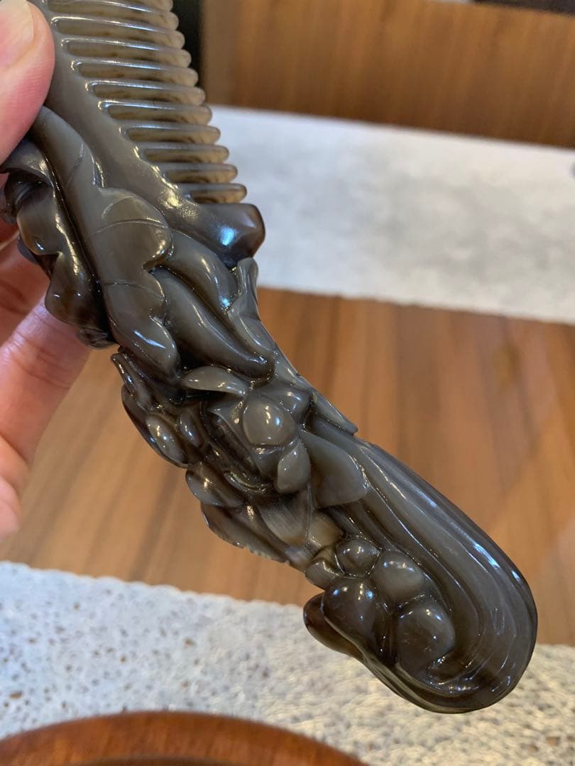 Y-148 高級希少極上品天然白水牛角手彫り蓮と鯉櫛くし