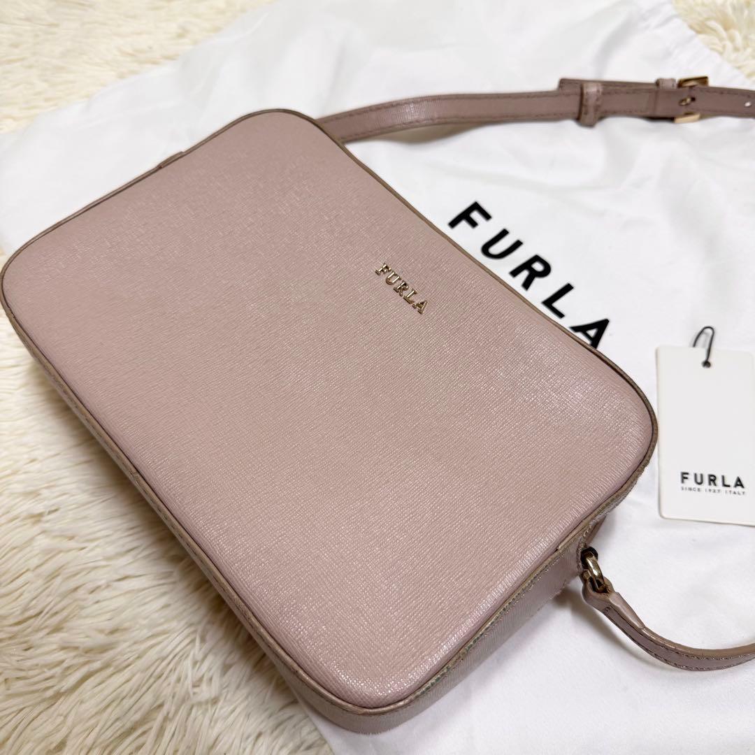 フルラ リリー カメラバック 斜め掛け レザー ピンクベージュ ゴールド