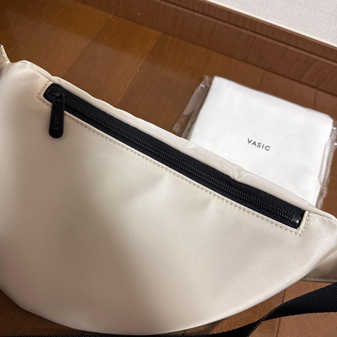 VASIC ホワイト ハーフムーン ショルダーバッグ - メルカリ