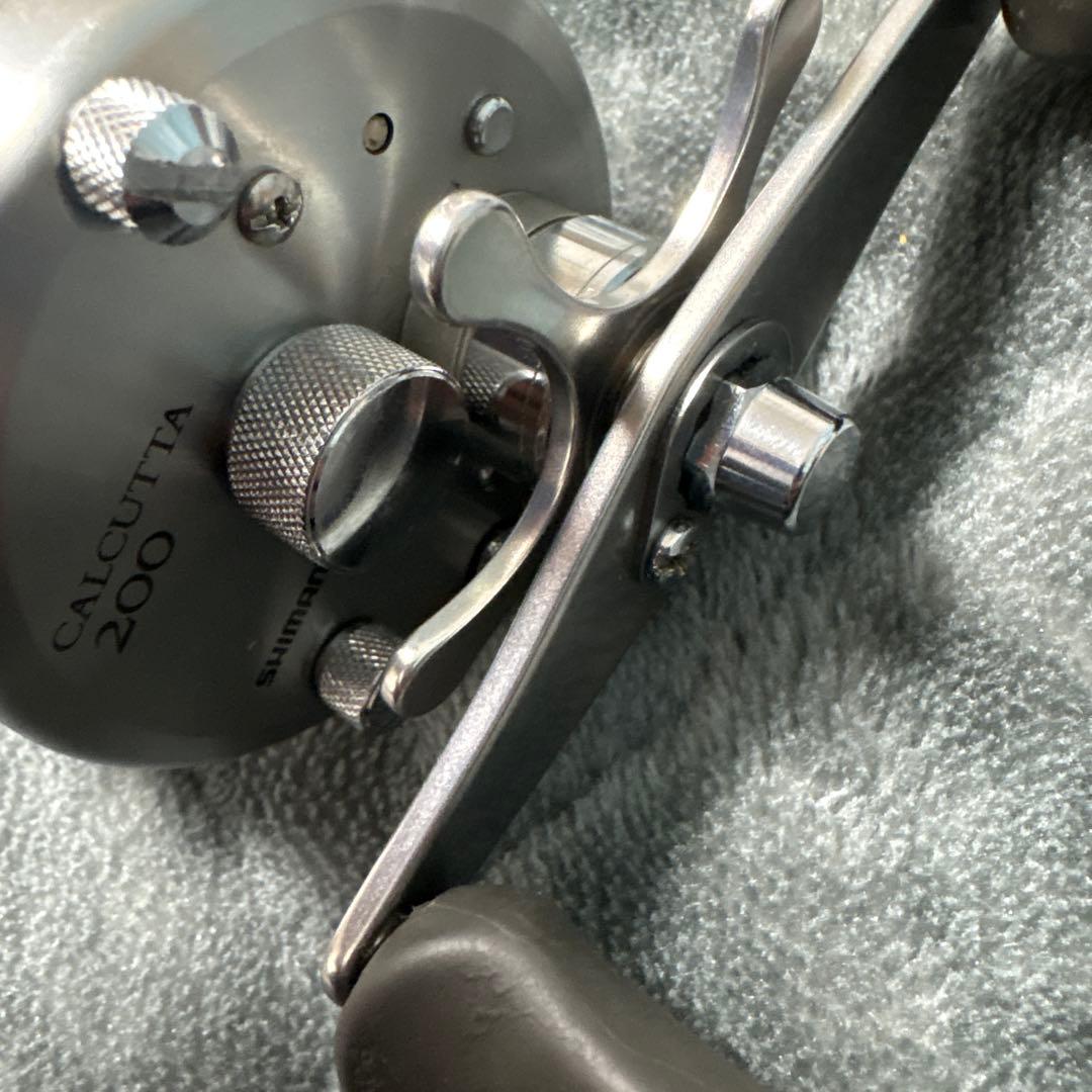 シマノ 05カルカッタ 200（01）バス 雷魚 シーバス ロックフィッシュ