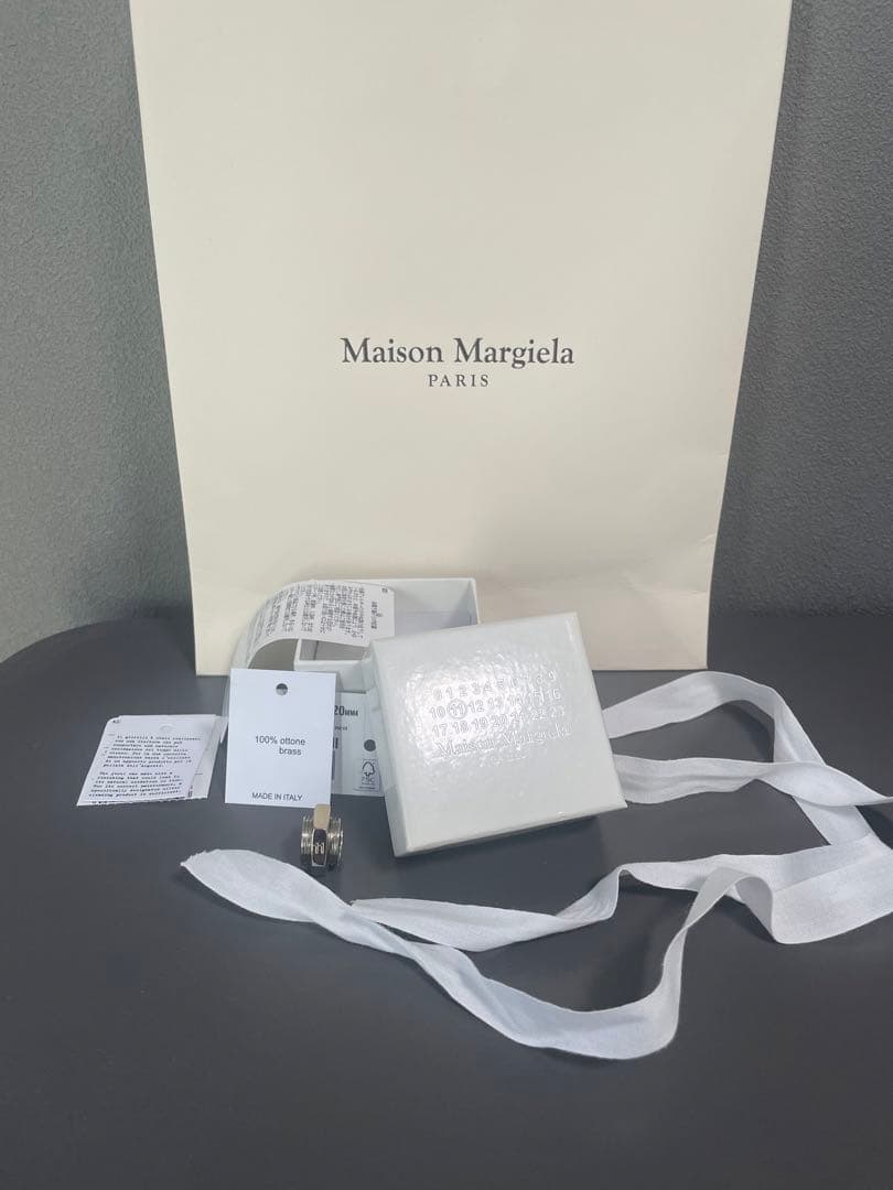 マルジェラ ボルト&ナット リッジドピアス - メルカリ