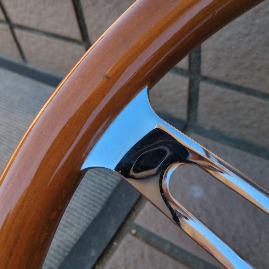 ウッドとクロームの3スポークステアリングホイール