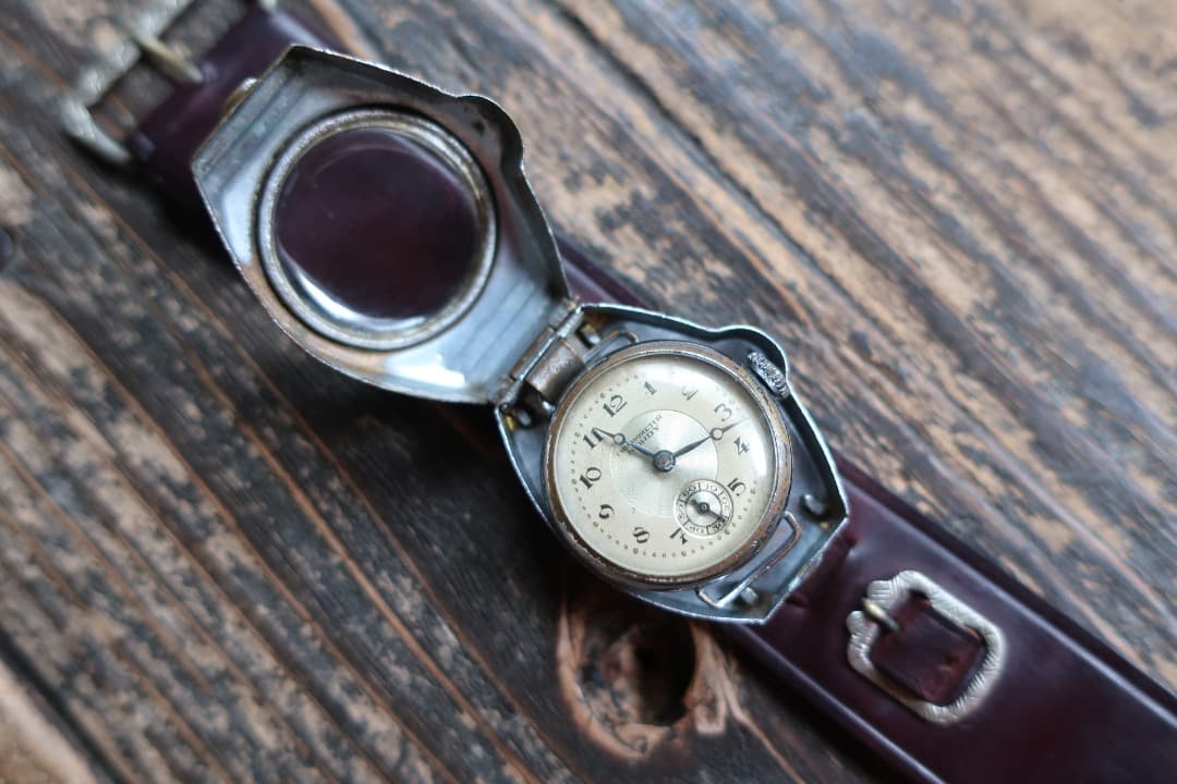 y*n様 動作品！動画あり！戦前戦後　腕時計 NORDY アンティーク ウォルサムのアンティーク腕時計 美しく輝く針と文字盤の金模様 【1900