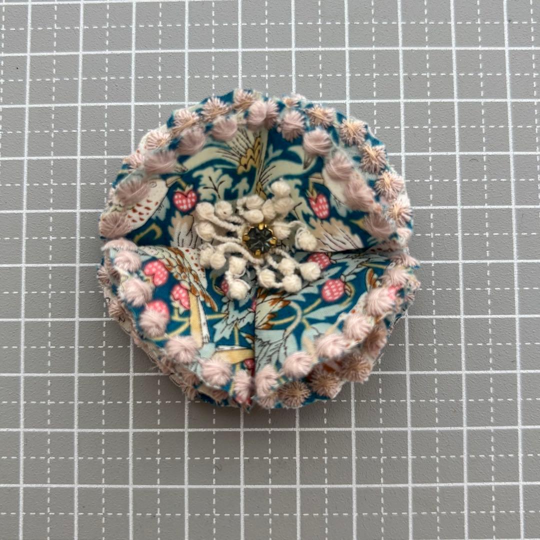 ②108ミナペルホネン ブローチアクセサリー ハンドメイド タンバリン