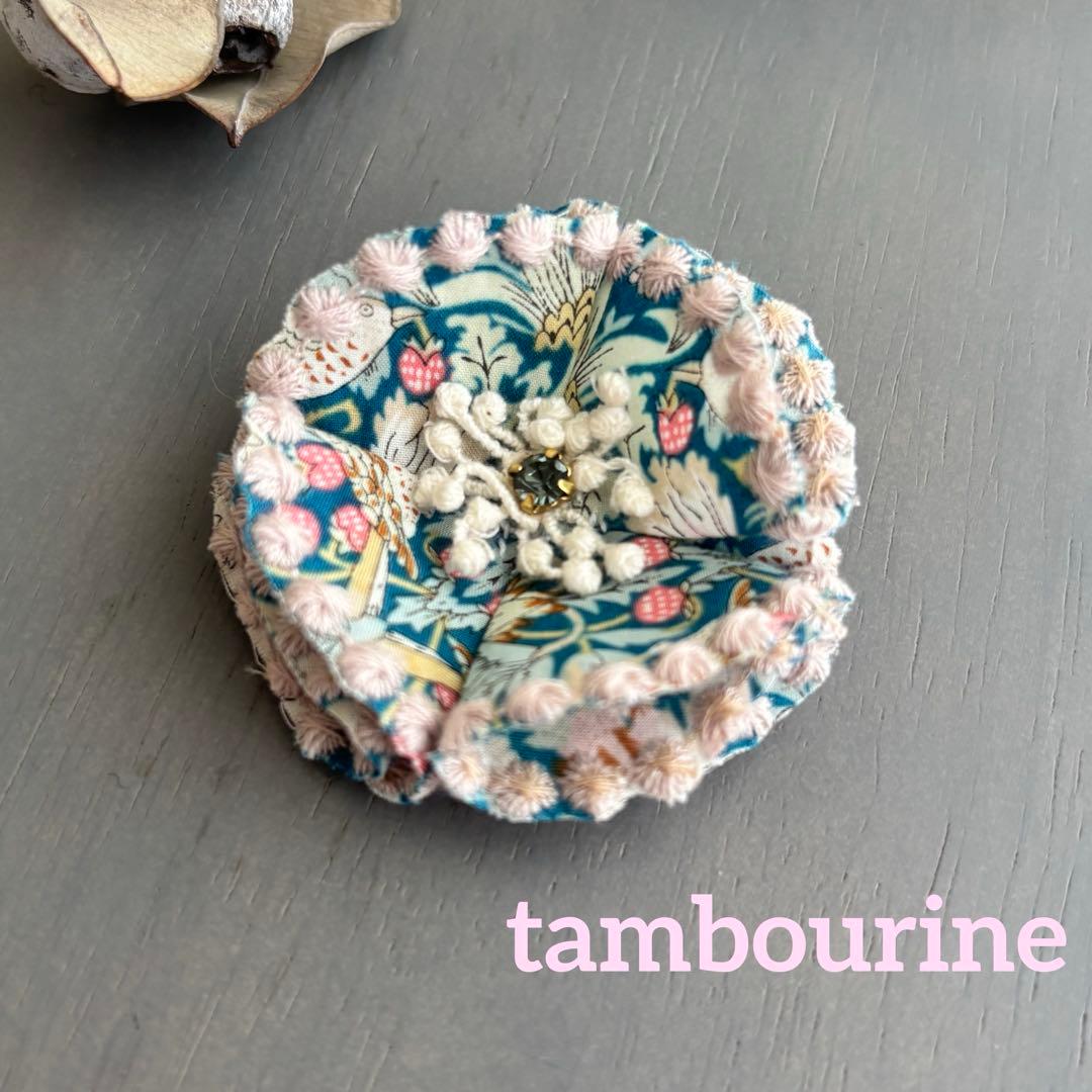 ②108ミナペルホネン ブローチアクセサリー ハンドメイド タンバリン