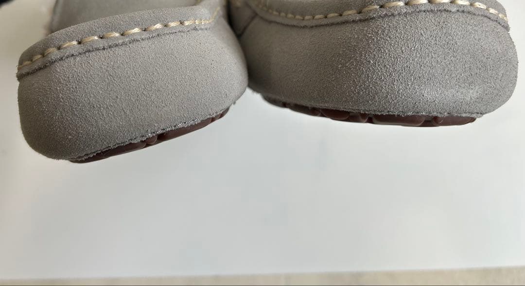 UGG グレー モカシン：サイズ8／25cm - メルカリ