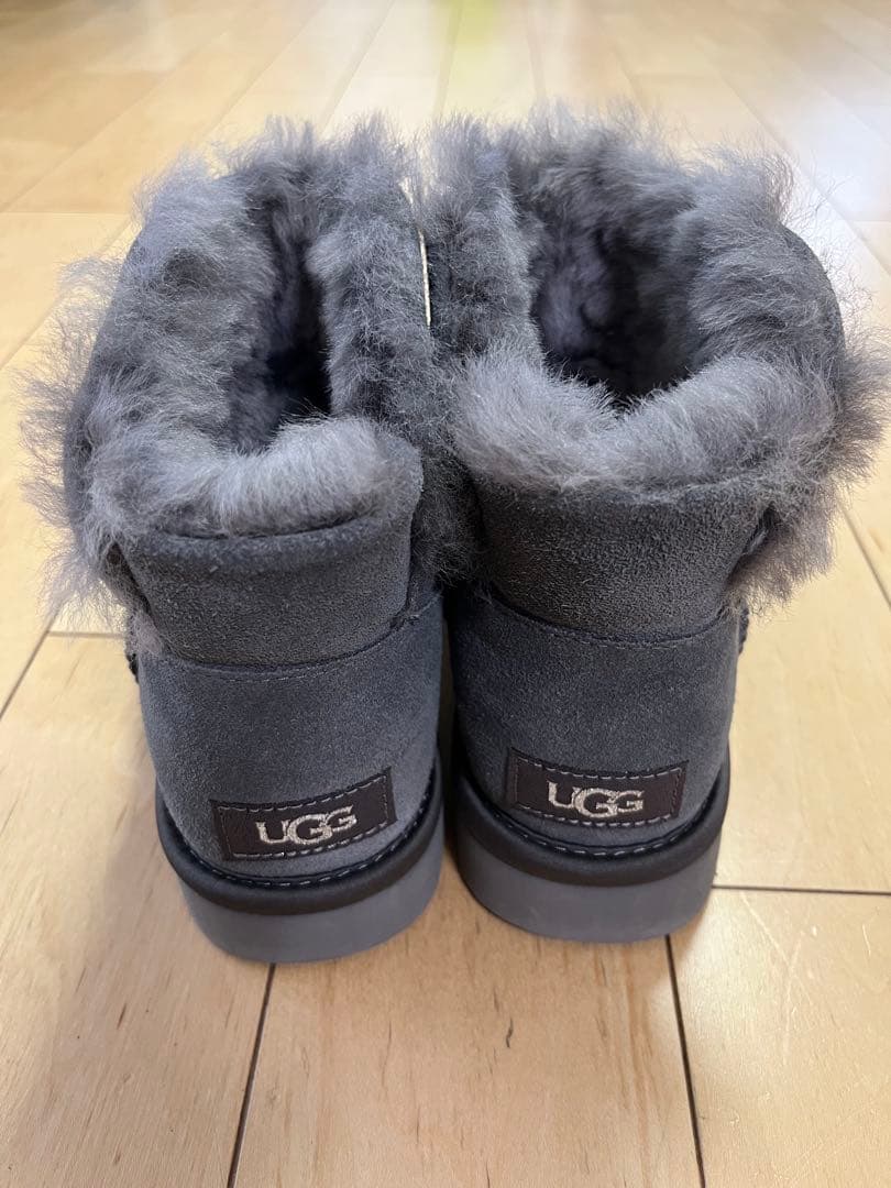UGG】アグ スタッズ ムートンブーツ - メルカリ