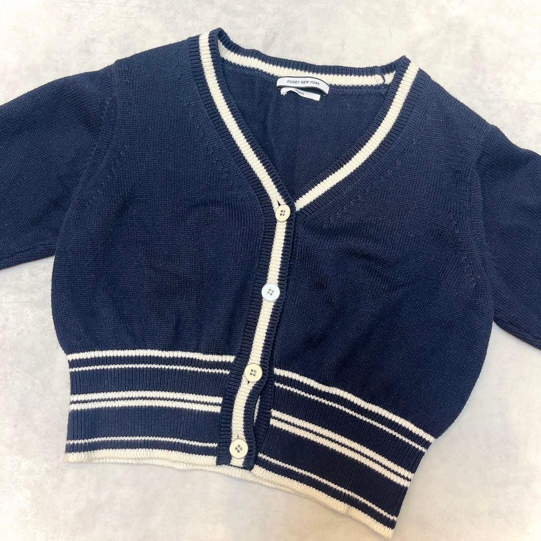 美品◇フォクシー ロゴ入りニットカーディガン ショート丈◇ネイビー