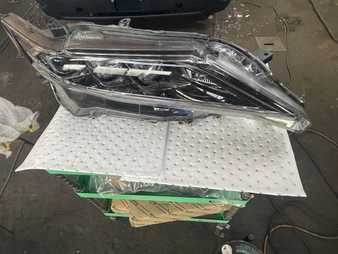 60ハリアー　後期　右ヘッドライト 60ハリアー後期の「ヘッドライト」を加工屋目線でレビュー