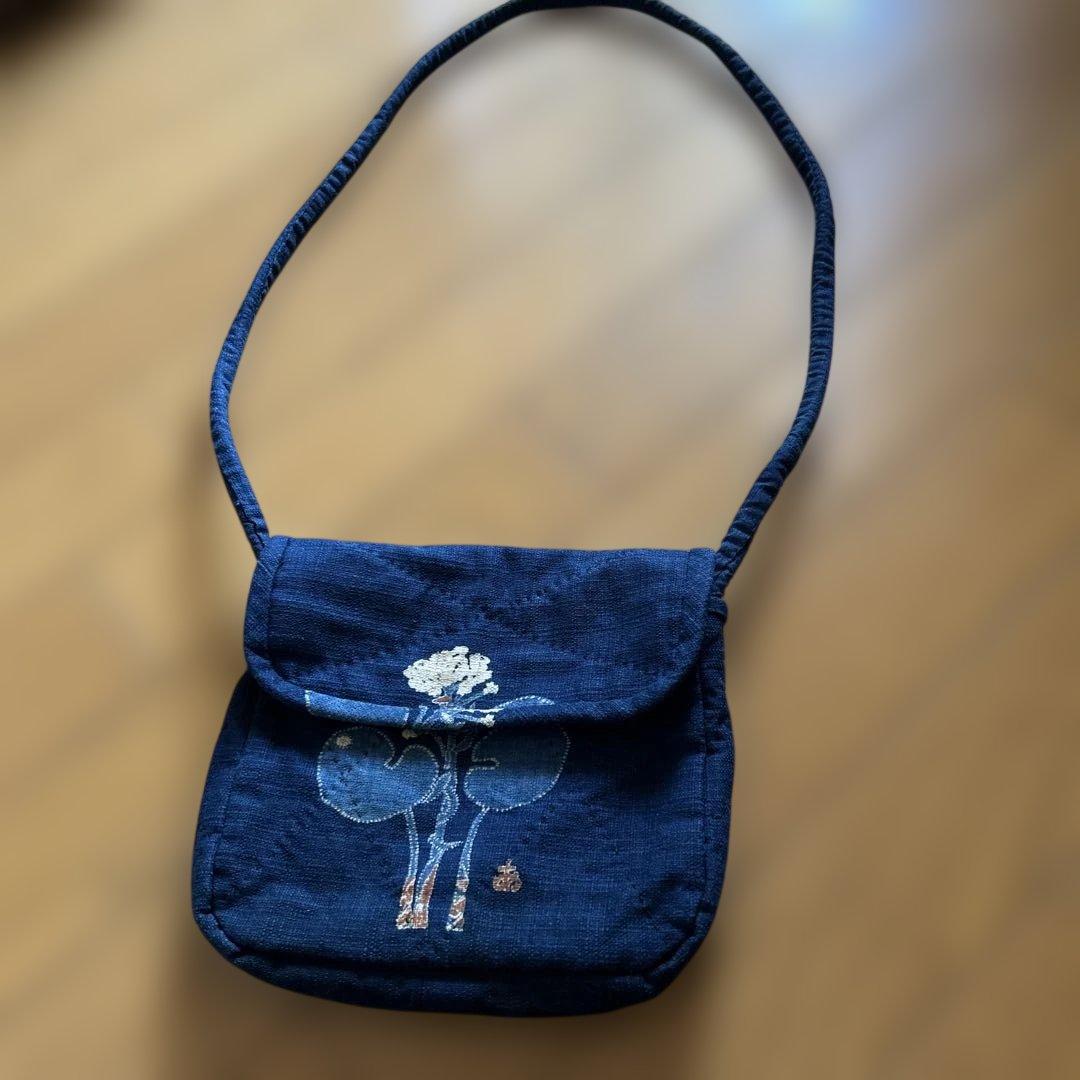 ネイビー刺繍ショルダーバッグ - メルカリ