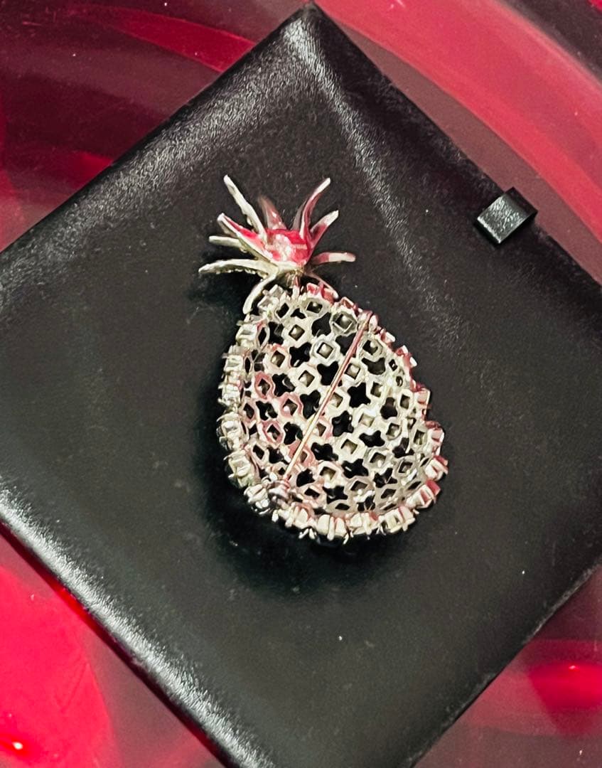 サンローランパリ エディ2016AW パイナップルブローチ スワロフスキー