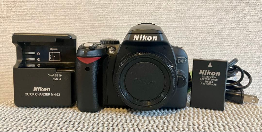 Nikon D40 本体 バッテリー、充電器と(2冊雑誌付属) - メルカリ