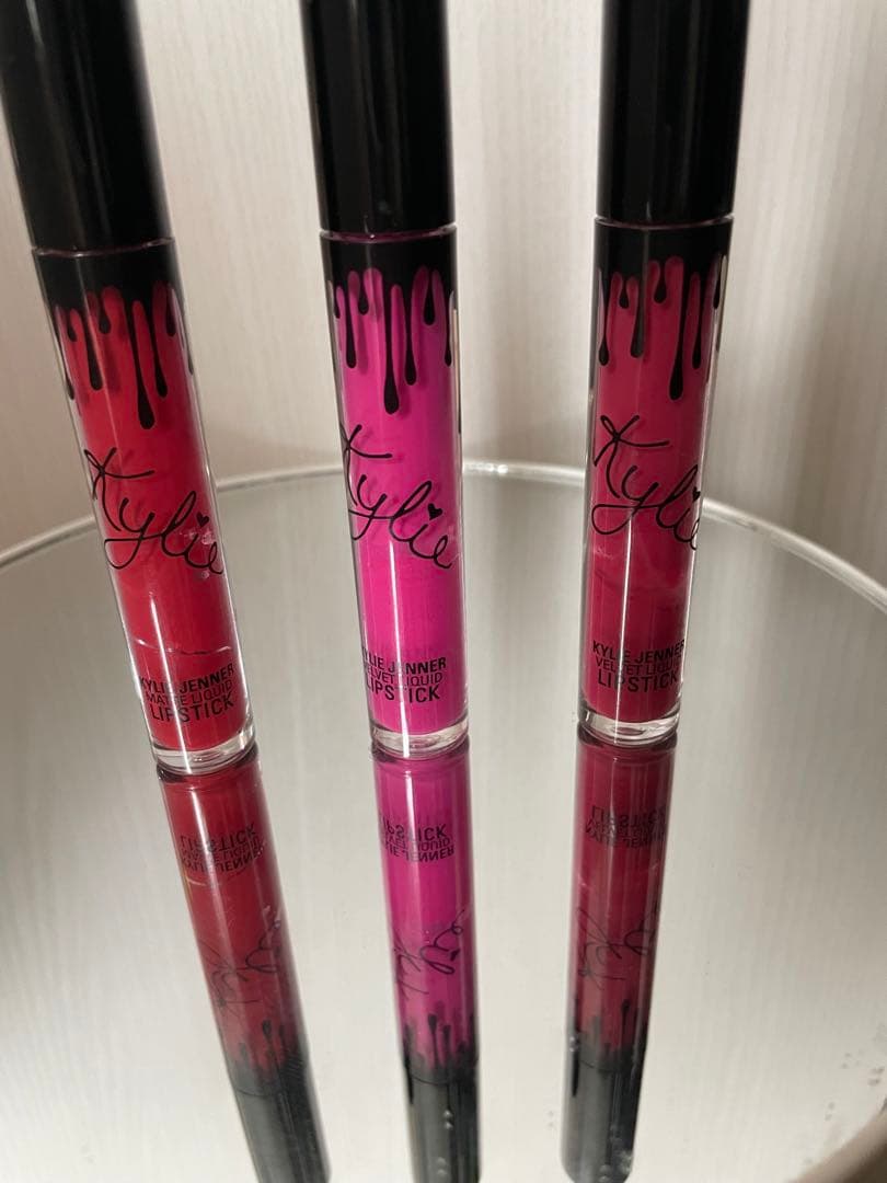 輝くスタイルを手に入れるセレブカイリージェンナーのマットリップ3本