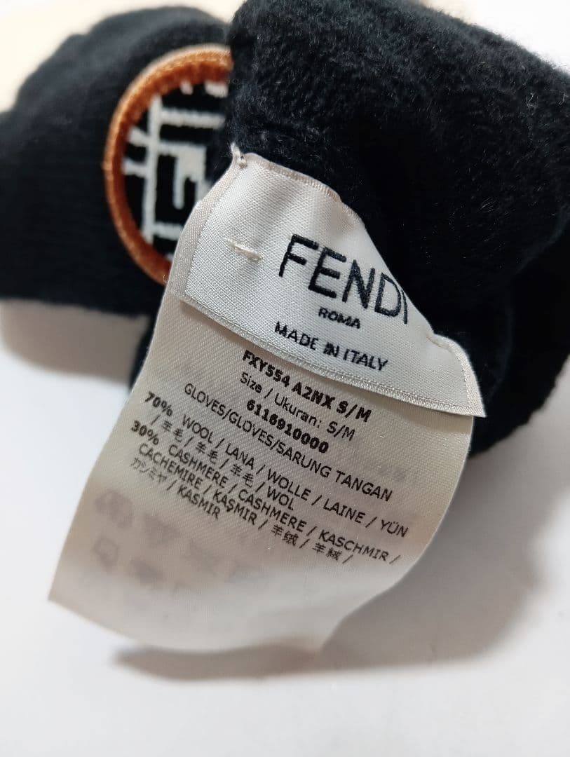 FENDI フェンディ 手袋 アームカバー ロゴ ワッペン FXY554ブラック