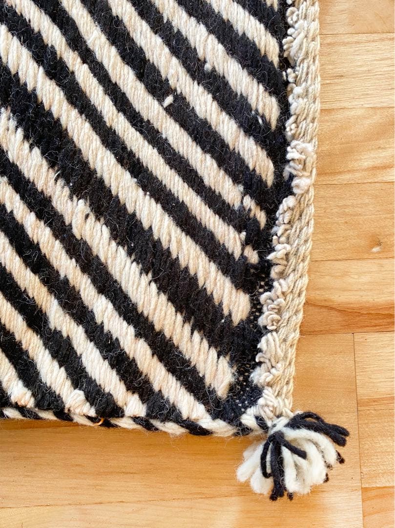 モロッコ直輸入 手織りラグ モノトーン 幾何学柄 一点物 ※傷あり