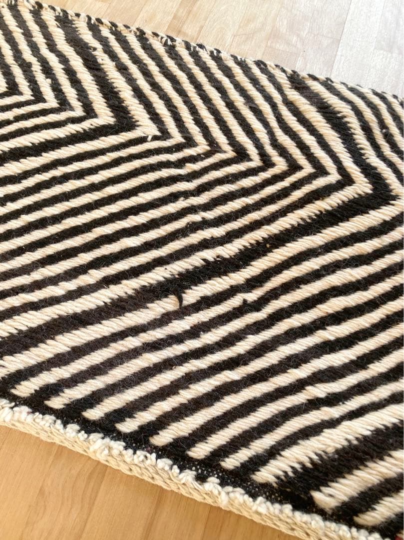 モロッコ直輸入 手織りラグ モノトーン 幾何学柄 一点物 ※傷あり