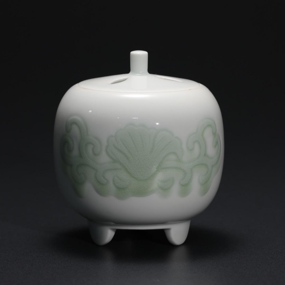 井上萬二作 人間国宝 白磁緑釉彫文香炉 共箱 R1167お12 - メルカリ