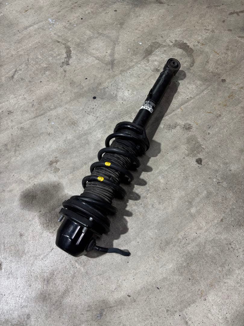 右前ショックアブソーバー AWS210クラウンアスリートハイブリッド