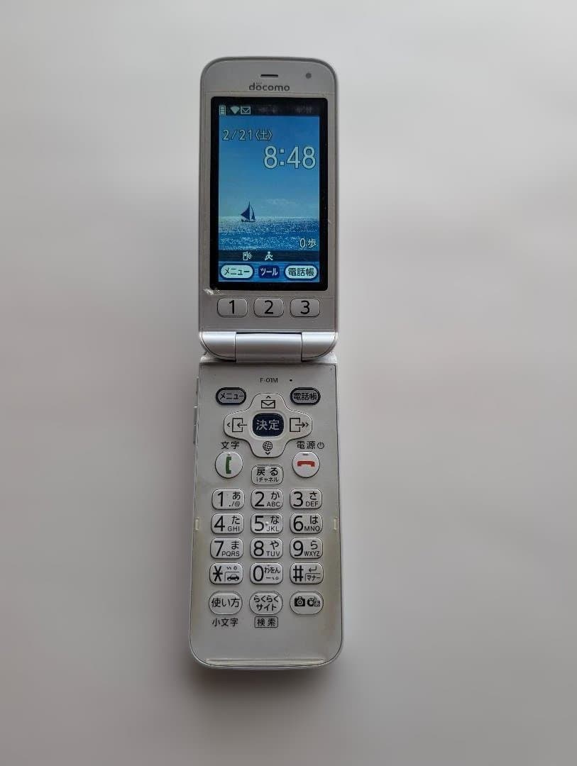 docomo らくらくホン F-01M ホワイト - メルカリ