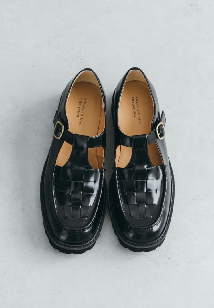 「つま先踊る、大人の相棒」こだわりソールのTストラップシューズ　24.5cm