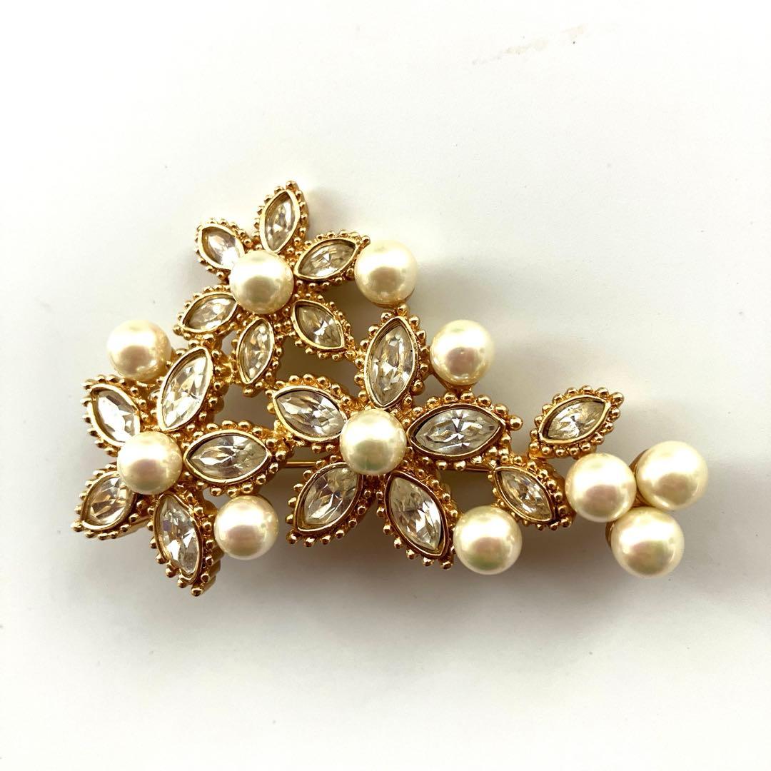 美品】クリスチャンディオール パール ラインストーン ブローチ - メルカリ
