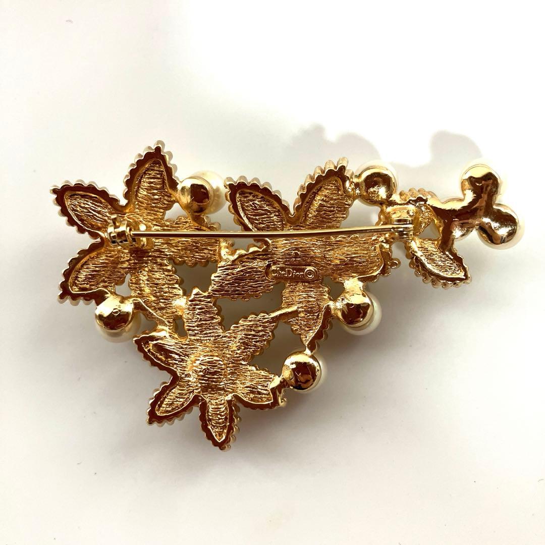 美品】クリスチャンディオール パール ラインストーン ブローチ - メルカリ